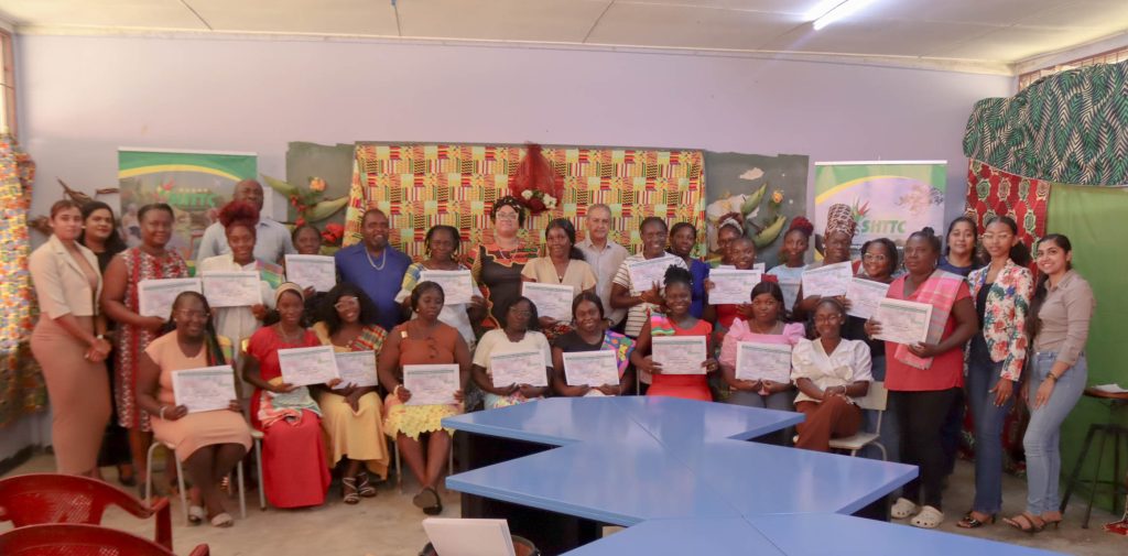 Deelnemers met hun certificaat na de opleiding tot keukenassistent in Atjoni